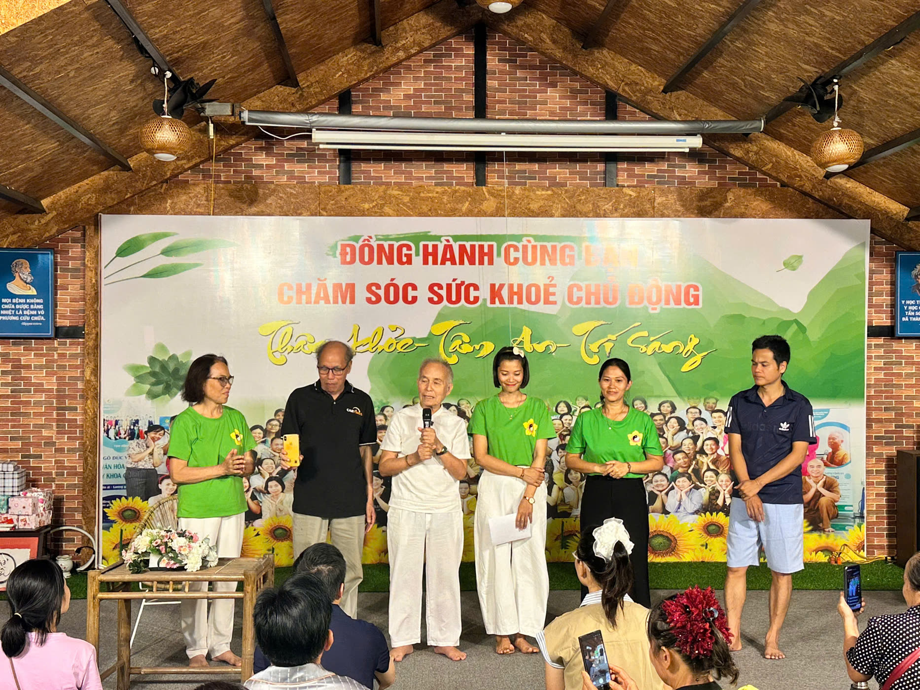 Thầy Ngô Đức Vượng cùng Ban Phụng sự trong chương trình Thân Khỏe - Tâm An - Trí Sáng